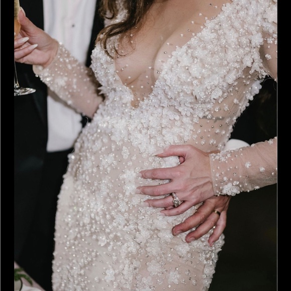 💎🤍💎 Berta Wedding Dress & Matching Veil 19-201 from 2022 Bridal Collection - Picture 4 of 9